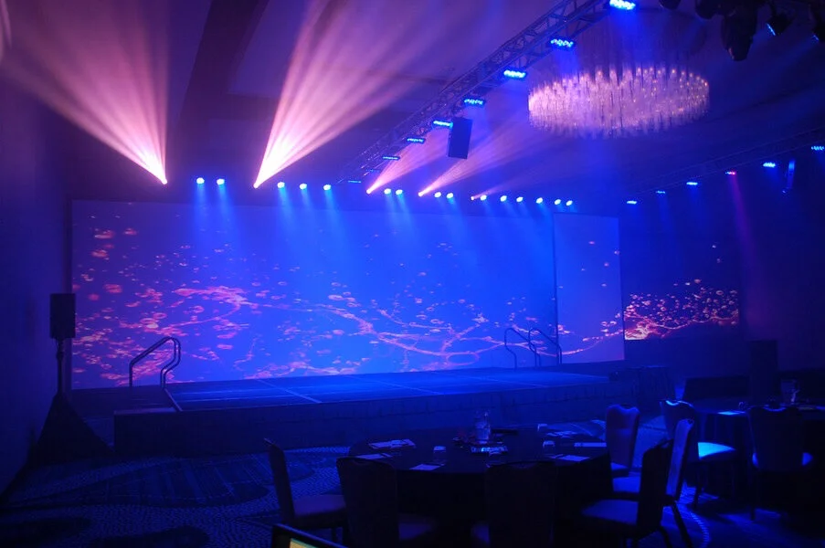 Smash gallery: ballroom stage with a wide screen, coordinated lighting and banquet seating